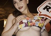 ANRI thành viên nhóm nhạc BLACK DIAMOND đi bán quạt
