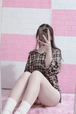 Clip đâm xuyên qua chiếc quần lọt khe trắng của em Thu Dung