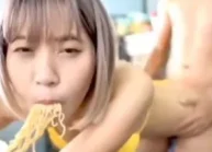 Đang ăn mì thì bị đụ