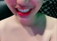 Full clip em tay vịn khoe chiến tích cực căng và tròn