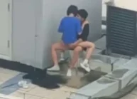 Hai em học sinh phang nhau trên sân thượng