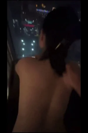 Lộ clip cô dâu bám kính tuần trăng mật