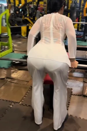 Mặc áo dài đi tập GYM cô em mông to gặp cái kết không tưởng