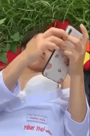 Minh Thư hồi lớp 11 đã từng public trên sân trường thế này đây